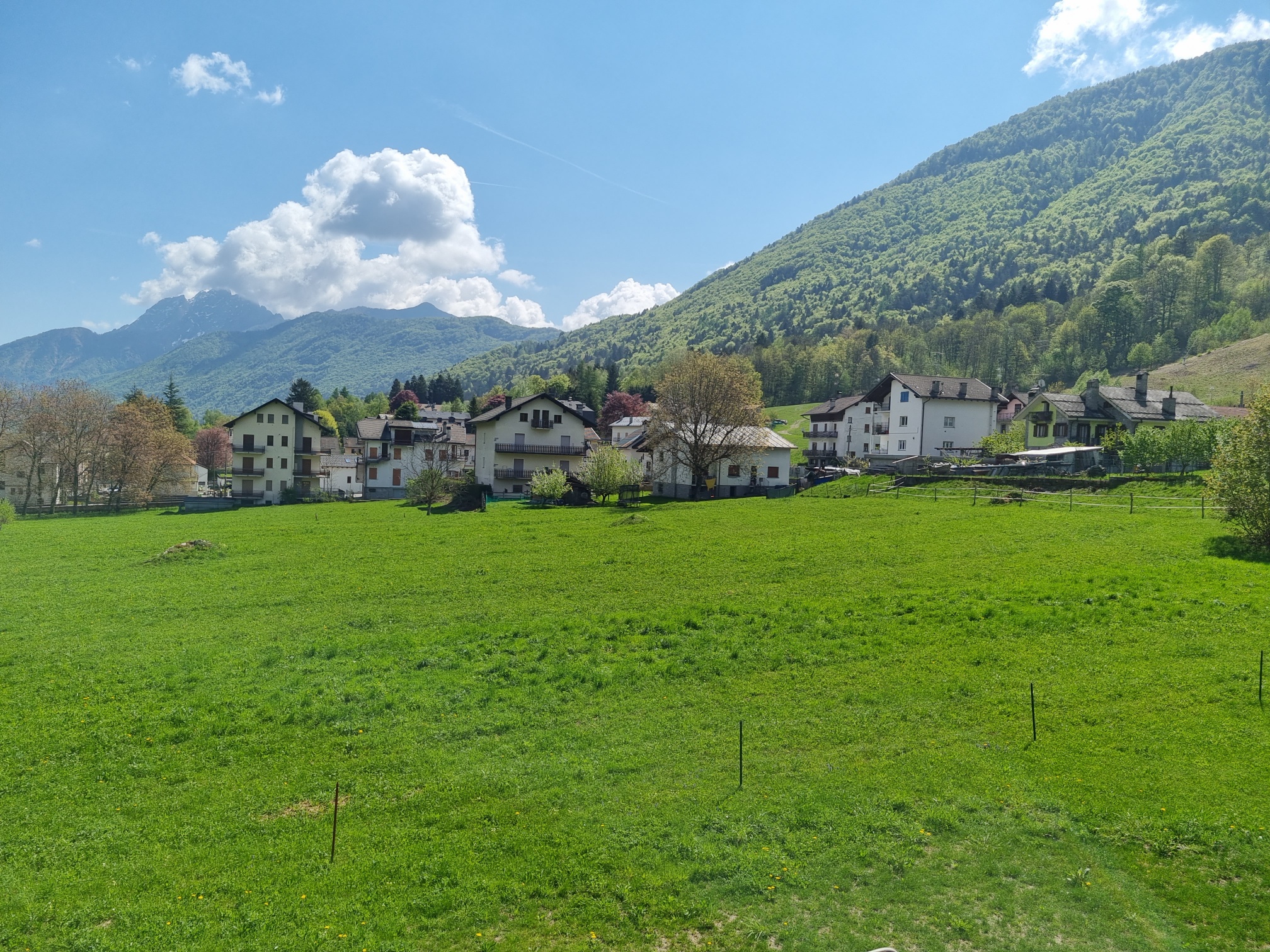 Malesco (VB) – Trilocale arredato con camino, balconi e garage | Affitto transitorio (superiore a 30 gg.)